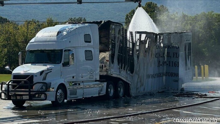 Cinco superdeportivos quedaron calcinados después de que este camión de transporte se incendiara | Carscoops